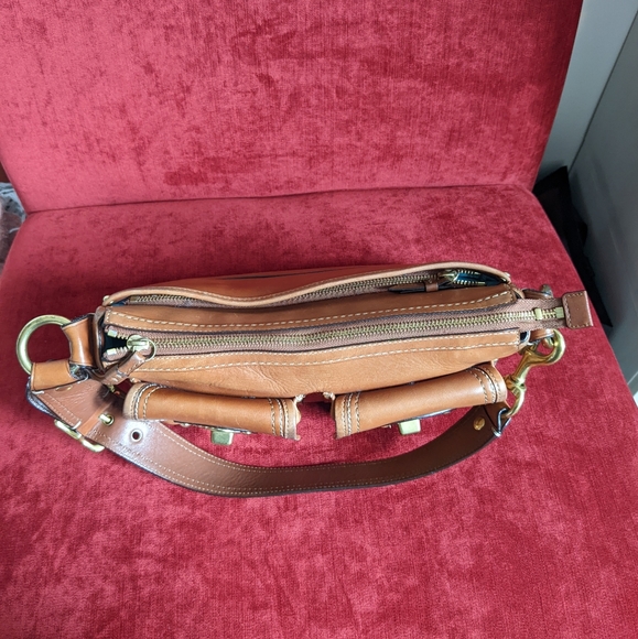 SOLD - Gorgeous Preloved Coach Glovetanned Leather Shoulder Bag in a tan color - Picture 10 of 14